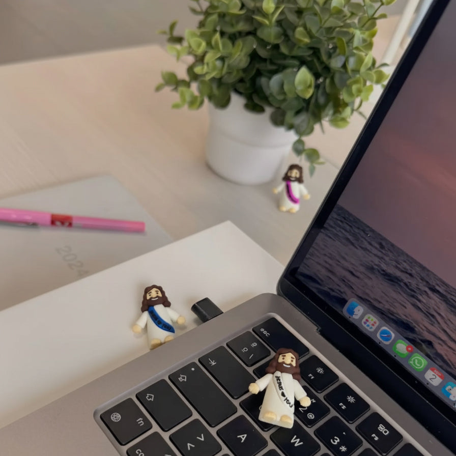 Um (01) Mini Jesus Miniatura Com Escrita | Boneco Jesus Decoração Lembrancinha Religiosa Tiny Jesus